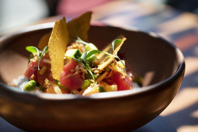 Poke Hybrid, com atum Yellowfin, salmão, edamame, kyuri, cebola doce, cebolo, jalapeño, cebola crocante, molho Spicy Hawaiian e senbei de shirasha