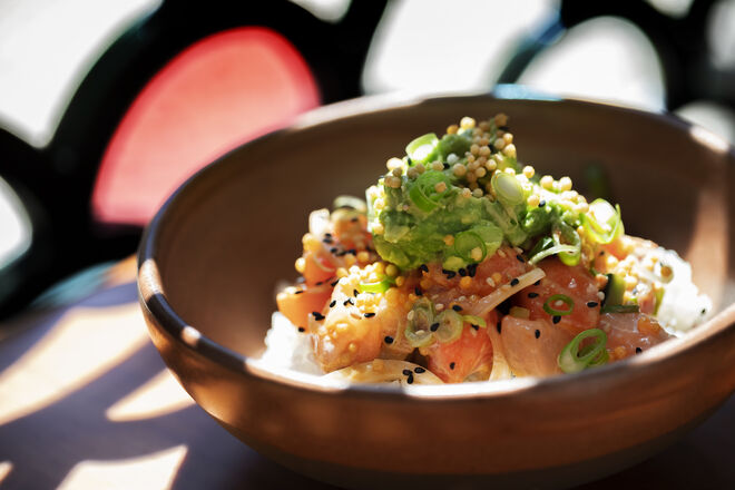 Poke Rainbow, com atum Yellowfin, salmão, corvina, kyuri, ebola doce, cebolo, bubu arare, Dynamite aioli e abacate