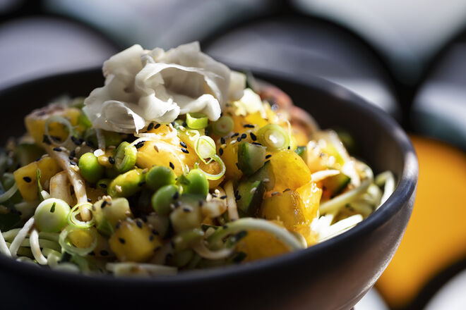 Poke Rocky Pineapple, com abacaxi, noodles de curgete, edamame, cebola doce, kyuri, cebolo, jalapeño, molho Fire e picles de gengibre