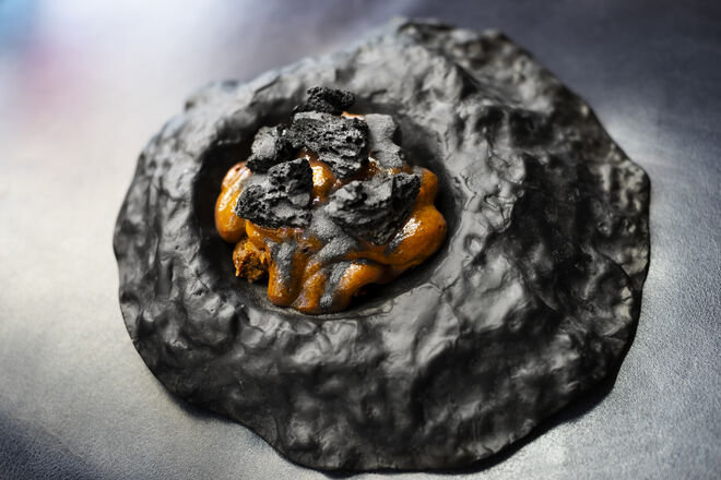 Chocolate Kilauea, com chocolate 70% de cacau do Equador, wasabi, iogurte e sal negro do Hawaii