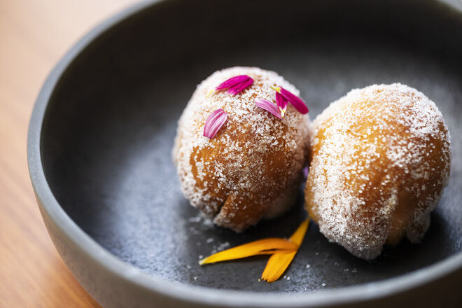 Malasada, uma homenagem às famosas bolas de Berlin, com creme de batata-doce e macadâmia