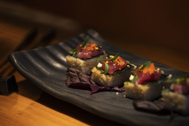 Tuna Musubi, com atum Yellowfin, dip de wasabi e tobiko
