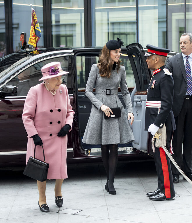 A duquesa de Cambridge e a Rainha Isabel II de visita a King's College para a abertura oficial de Bush House, a 19 de março de 2019.