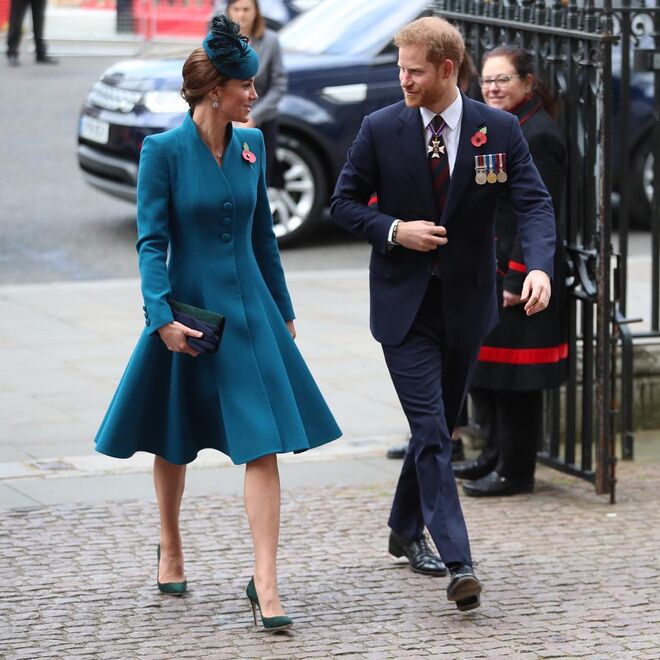 A duquesa de Cambridge e o príncipe Harry no serviço de Comemoração e ação de graças com motivo do Dia Nacional de Austrália e Nova Zelândia (ANZAC), na Abadia de Westminster no dia 25 de abril. 