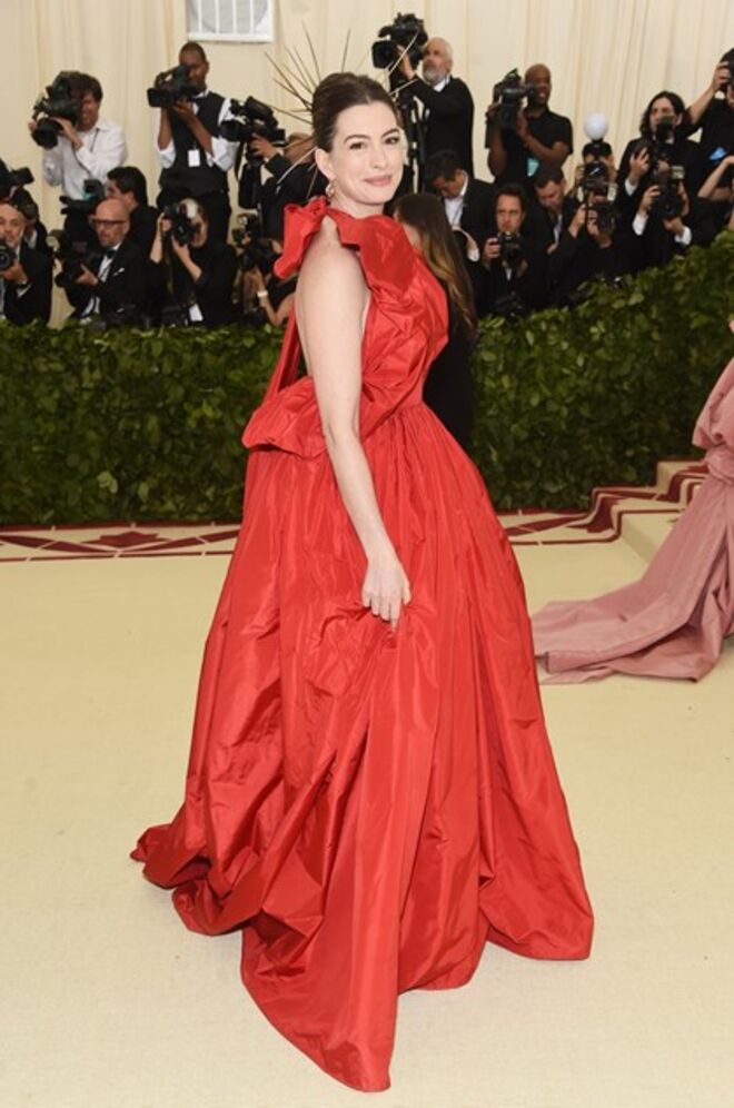 Anne Hathaway em Valentino no Met Gala 2018 