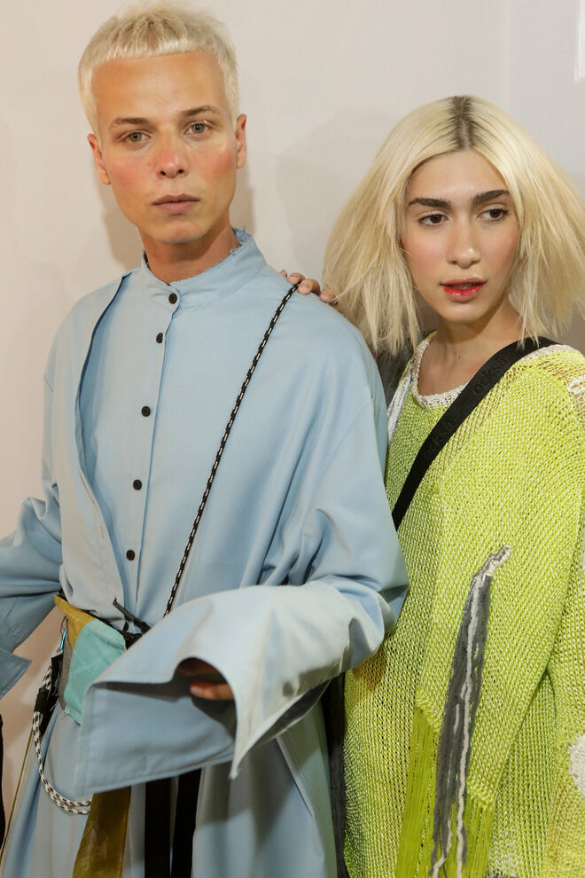 Tales Cotta no backstage da grife estreante Ocksa, no último dia da São Paulo Fashion Week