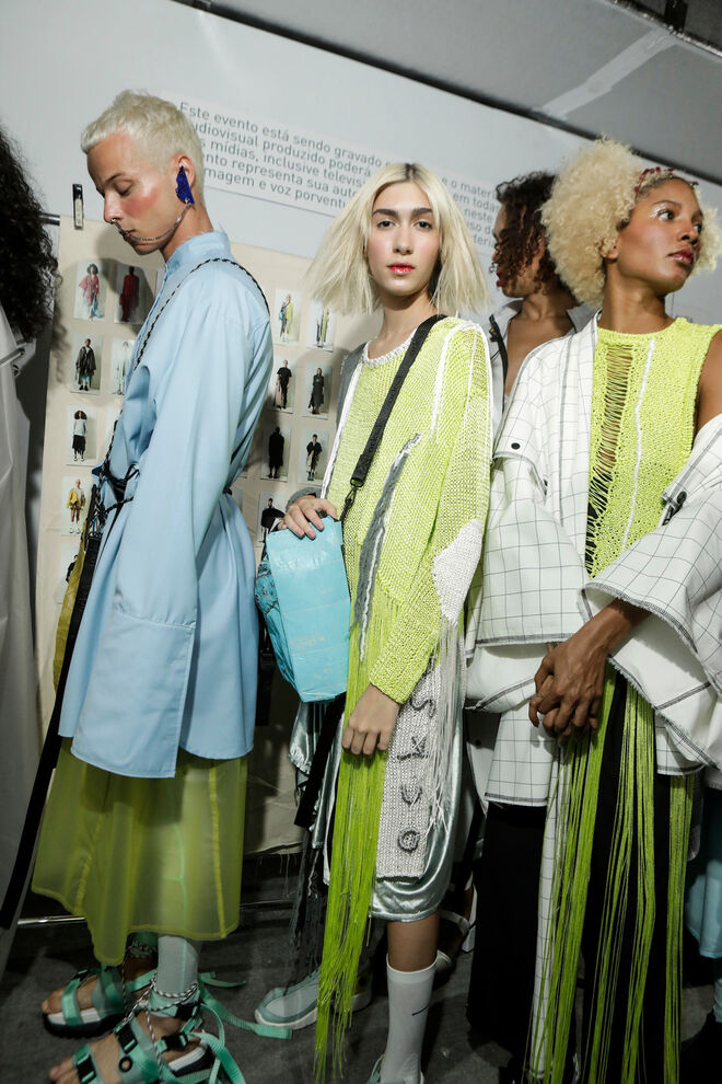 Tales Cotta no backstage da grife estreante Ocksa, no último dia da São Paulo Fashion Week