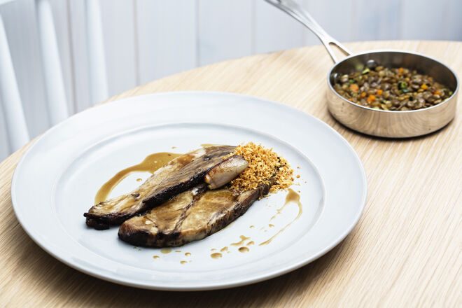 Cachaço assado, lentilhas, legumes e farofa de panko