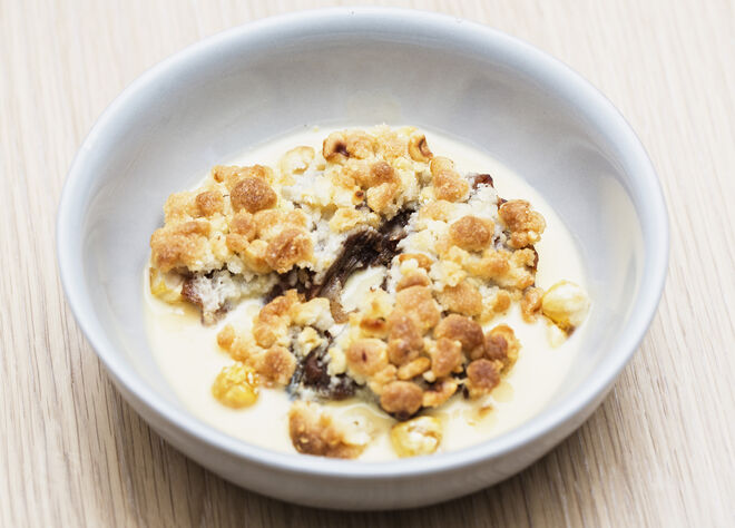 Crumble de pêra, creme inglês e avelãs caramelizadas