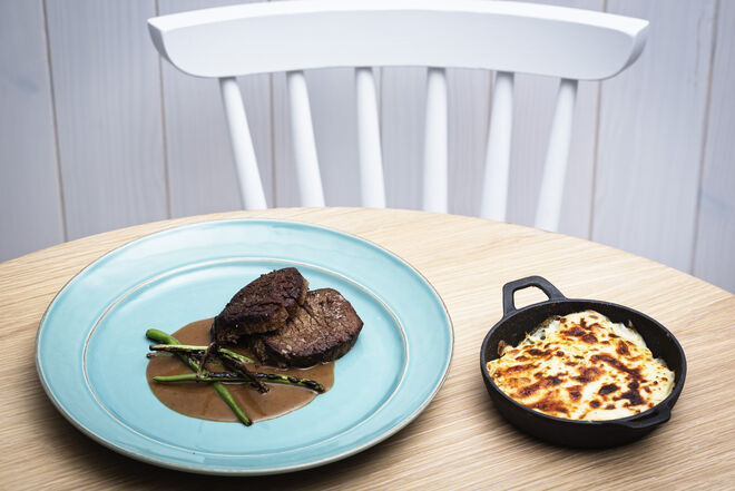 Filet mignon com molho de vinho tinto e batata gratinada