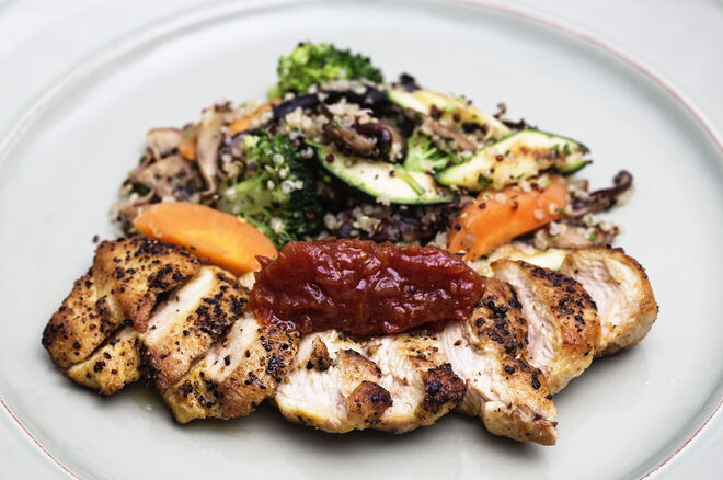 Frango, quinoa, legumes grelhados, chutney de tomate e pime nta caiena