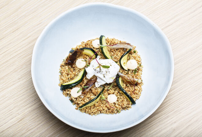 Salada de cuscuz, legumes grelhados, creme fraiche e ovo escalfado