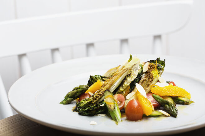 Salada de mini alface, espargos, tomates cereja, laranja e amêndoas