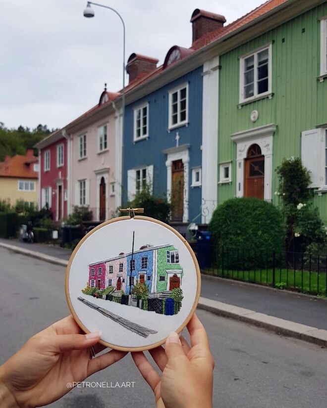 Um bordado de casas coloridas na Suécia