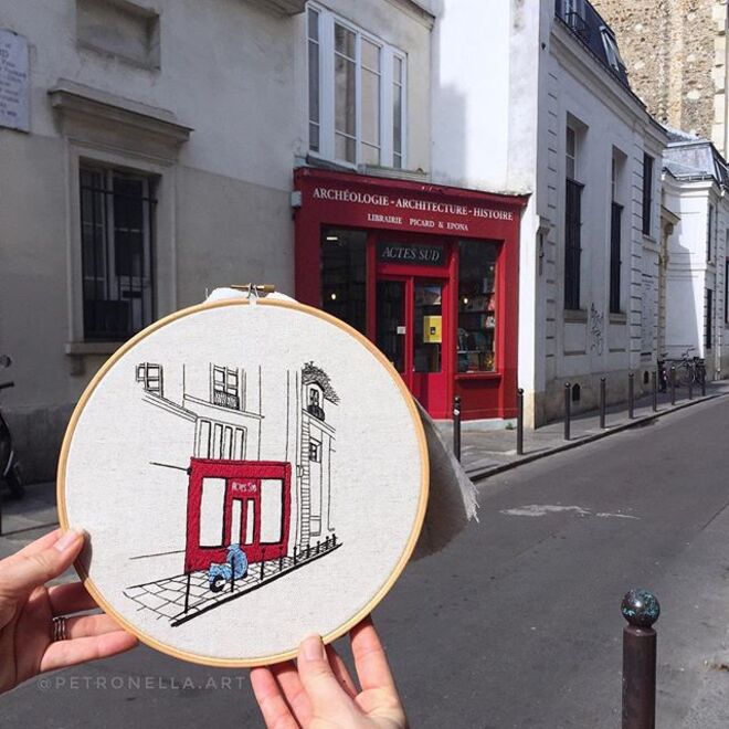 Um bordado de uma porta Parisiense 