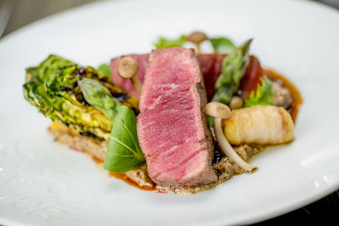 Lombo de vaca, duxelle de cogumelos e gnochhi