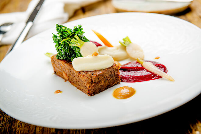 Pato, beterraba e foie gras