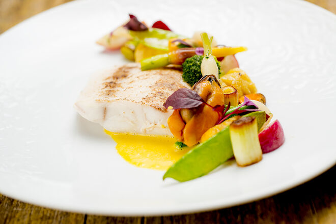 Robalo de linha com mexilhão alho francês e açafrão