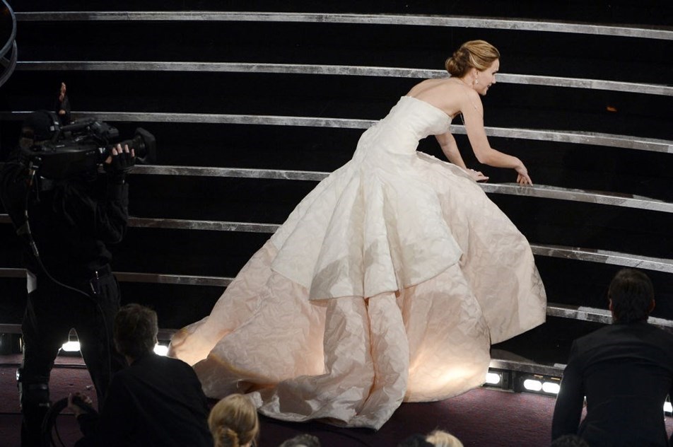 Jennifer Lawrence a tropeçar no seu vestido Dior nos Óscares de 2013