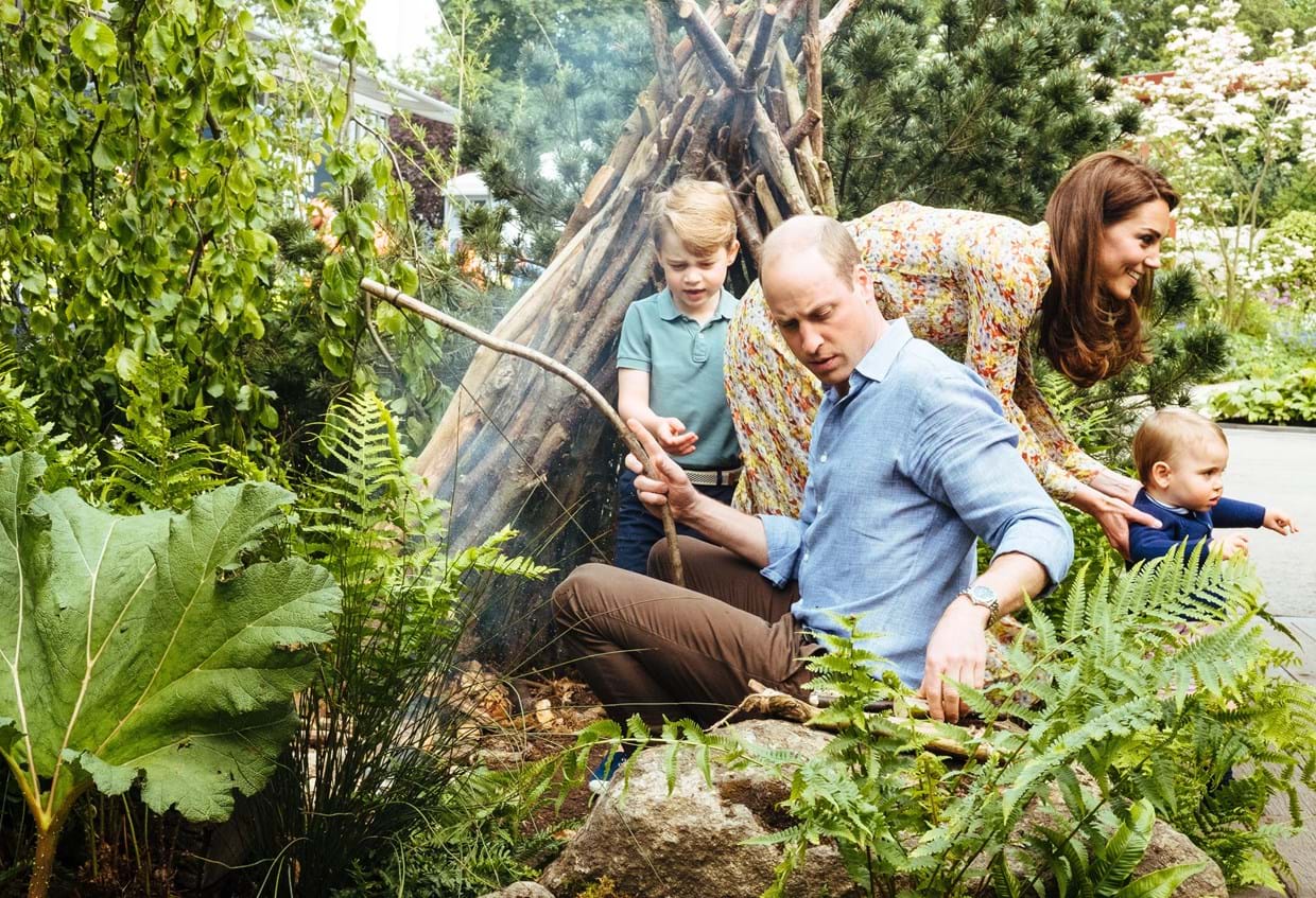 Duques de Cambdrige com os filhos no jardim criado por Kate