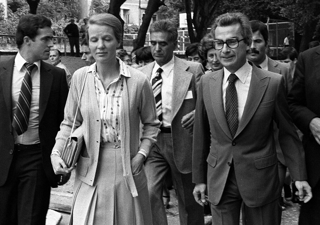 Snu Abecassis e Francisco Sá Carneiro dirigem-se para a Assembleia de voto rodeados por jornalistas 05/10/1980