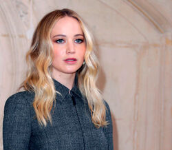 Jennifer Lawrence e Cooke Maroney celebram noivado em Nova Iorque