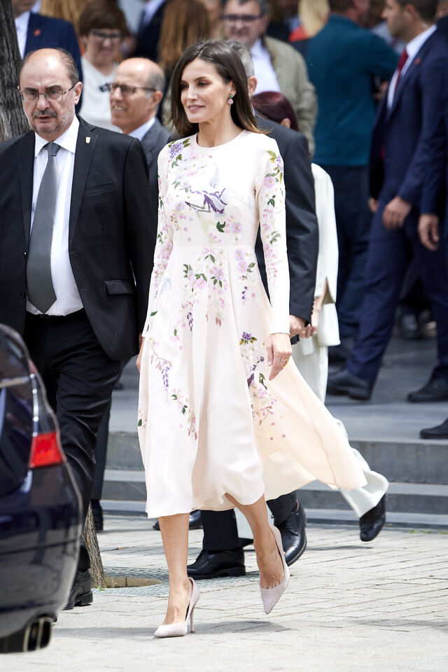 A rainha Letizia reutilizou um vestido da Asos que custa €99 para um evento com a Cruz Vermelha, em Saragoça.