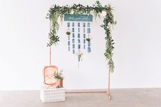 Copos d’água com decorações originais e que refeltem a personalidade dos noivos 