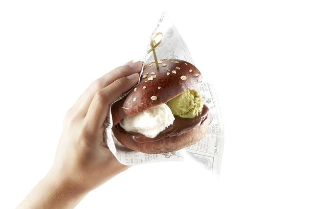 Comer um hambúrguer de gelado