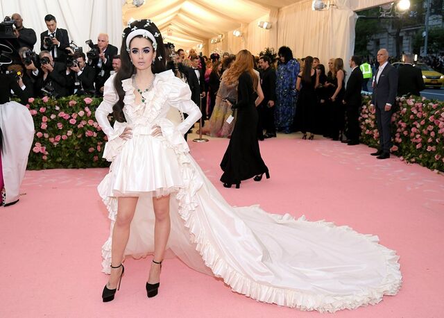 Lily Collins em Giambattista Valli