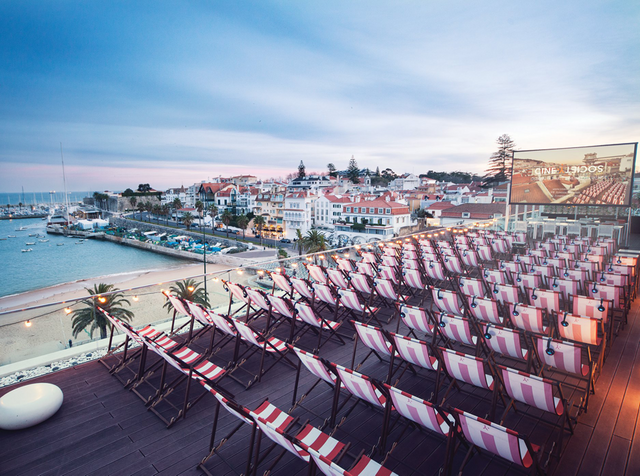 Assistir a uma sessão de cinema ao ar livre com a Cine Society