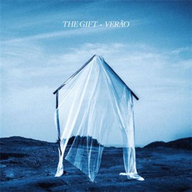 Com génese em 1994 e em Alcobaça, a icónica banda portuguesa The Gift lançou um novo disco. Chama-se Verão e é tudo aquilo que a estação que lhe dá nome o é também: leve, sereno, pautado por uma jovialidade e frescura contagiantes. 