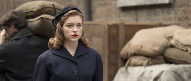 Em Red Joan retrata-se, em retrospetiva, a vida de espionagem de Joan Stanley que durante a II Guerra Mundial passa de uma mera estudante de Física, em Cambridge, para ser a espia britânica mais antiga do KGB, os serviços secretos da União Soviética, ao trabalhar num laboratório de investigação nuclear. Estreou a 2 de maio.