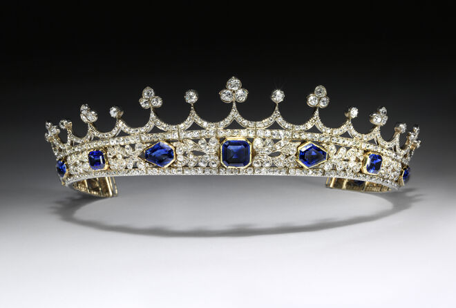 A pequena coroa, em safiras e diamantes, da rainha Victoria, em exposição no Victoria & Albert Museum. 