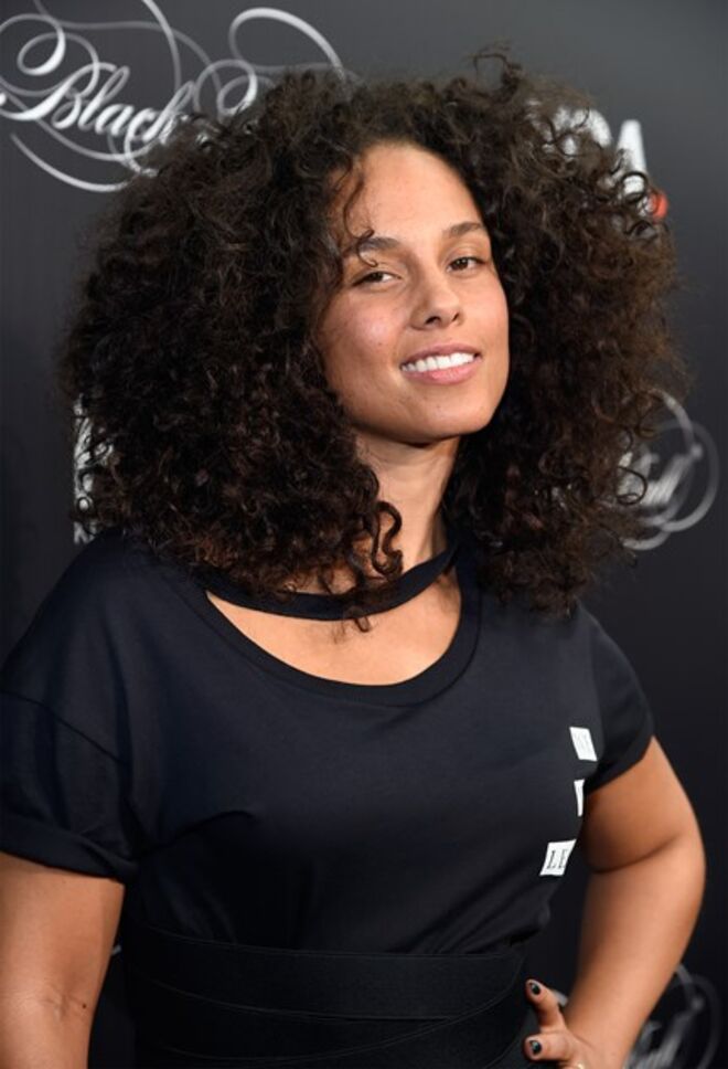 Caracóis finos ou médios como os da cantora Alicia Keys. 