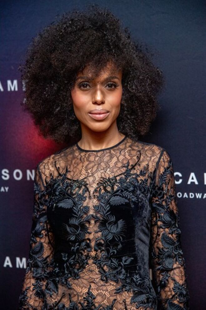 Cabelos com caracóis apertados e grossos como Kerry Washington. 