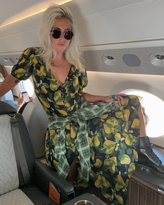 A cantora, que foi co-apresentadora do Met Gala 2019, publicou no seu Instagram um post onde aparece com as pernas à mostra e não depiladas. Na legenda da foto, Gaga escreveu: "Met Gala aqui vamos nós. Destino "Camp", tão animada para co-apresentar o evento de Anna. #MetGala #MarcJacobs # (e eu não depilo as pernas há 4 dias, o que realmente completa o look)
