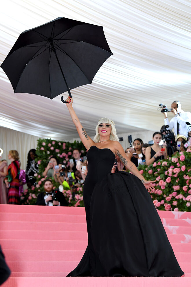 Lady Gaga em Brandon Maxwell e jóiasTiffany & Co.