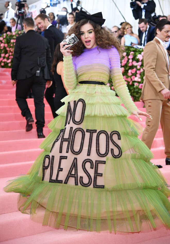 Hailee Steinfeld em Viktor & Rolf