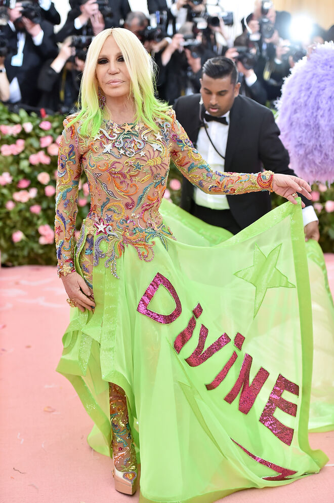 Donatella Versace em Versace