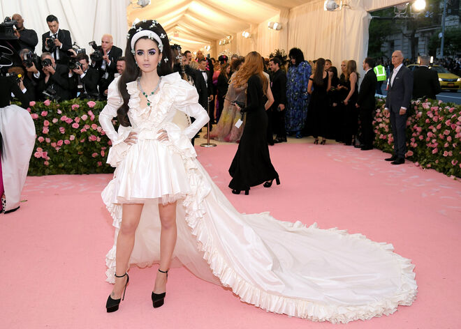 Lily Collins em Giambattista Valli