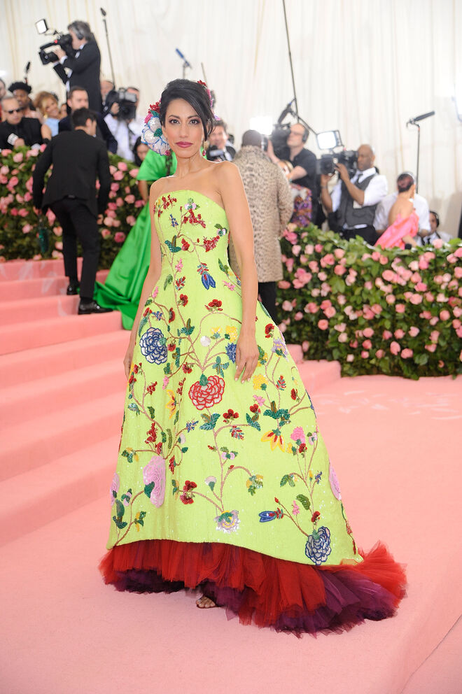  Huma Abedin em Oscar de la Renta