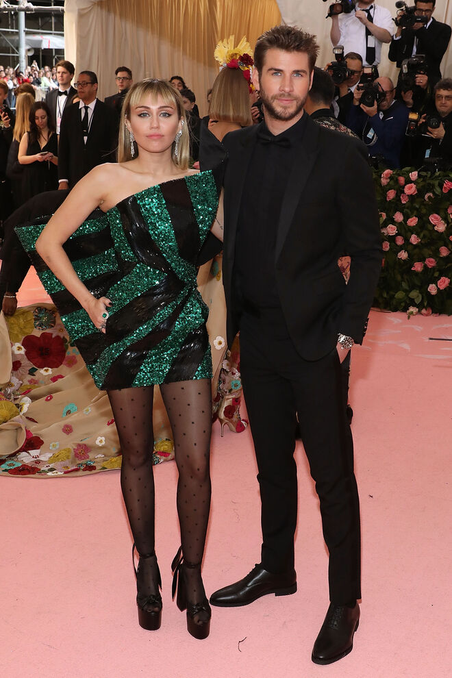 Miley Cyrus e Liam Hemsworth em Saint Laurent
