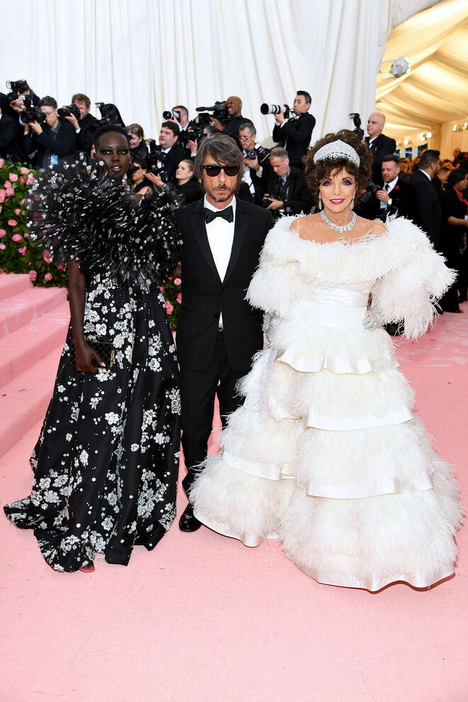  Adut Akech, Pierpaolo Piccioli e Joan Collins em Valentino