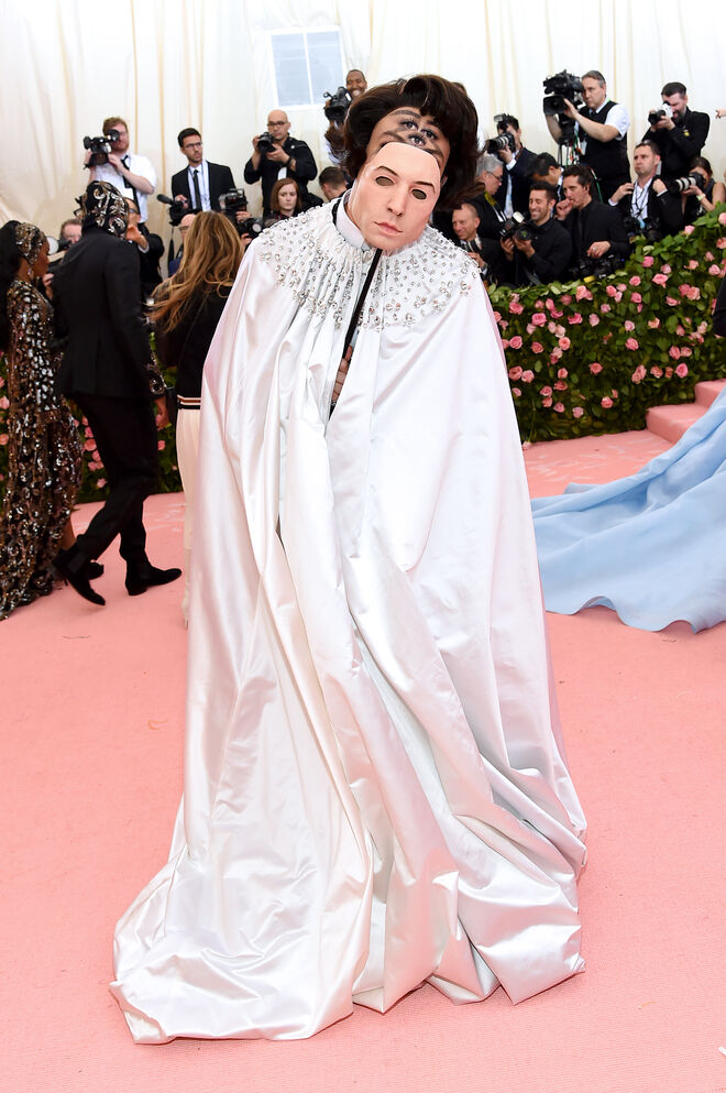 Erza Miller em Burberry