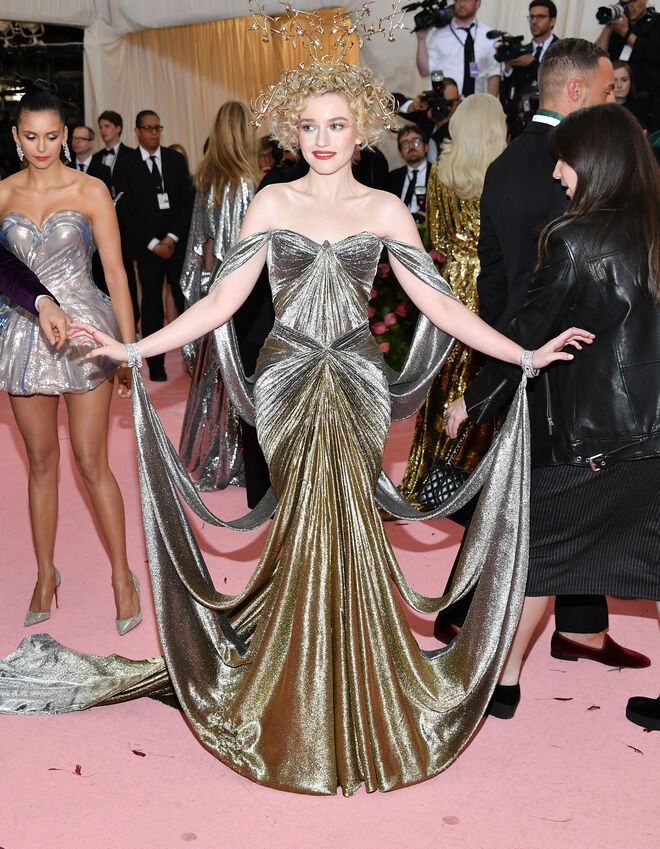 Julia Garner em Zac Posen e sandálias Jimmy Choo