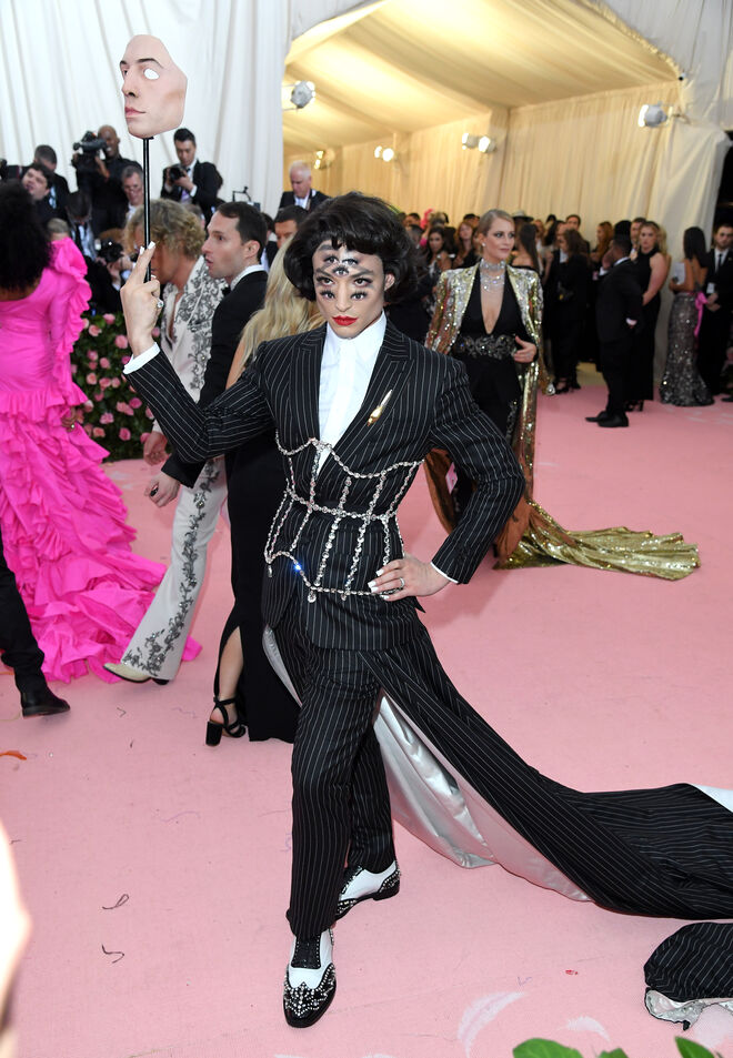 Ezra Miller em Burberry