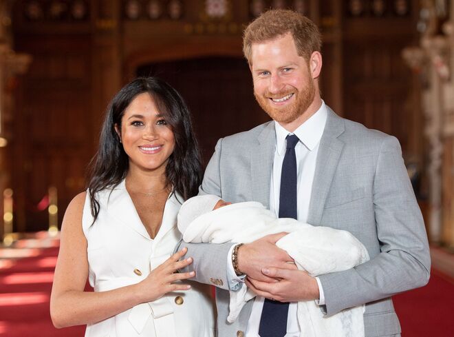 Meghan e Harry apresentam o pequeno Archie pela primeira vez, em 2019
