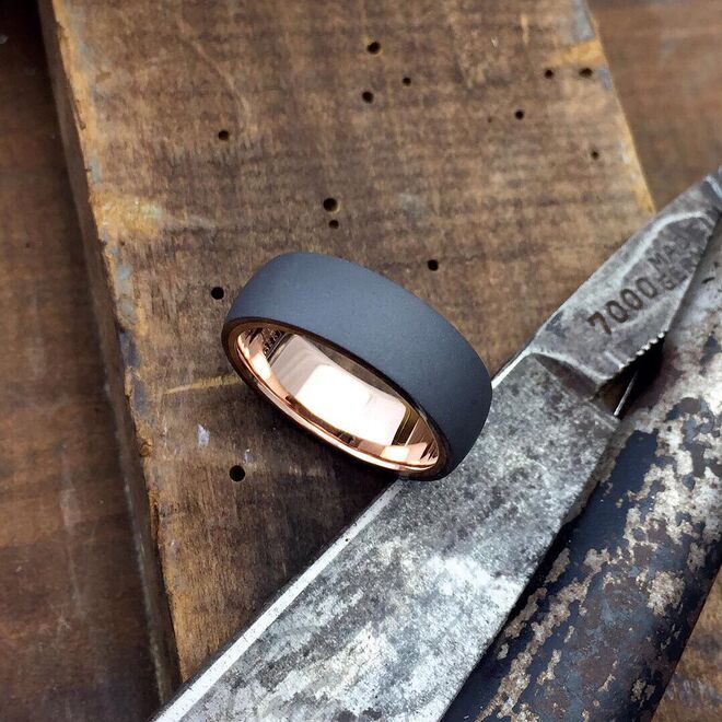 Anéis de noivado para oferecer ao noivo