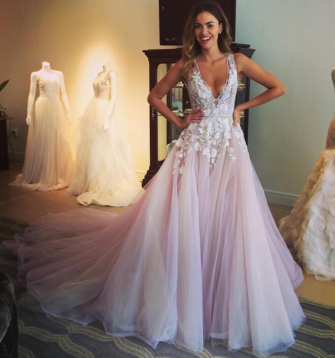 Vestidos em cores inesperadas, como o cor de rosa ou o dourado